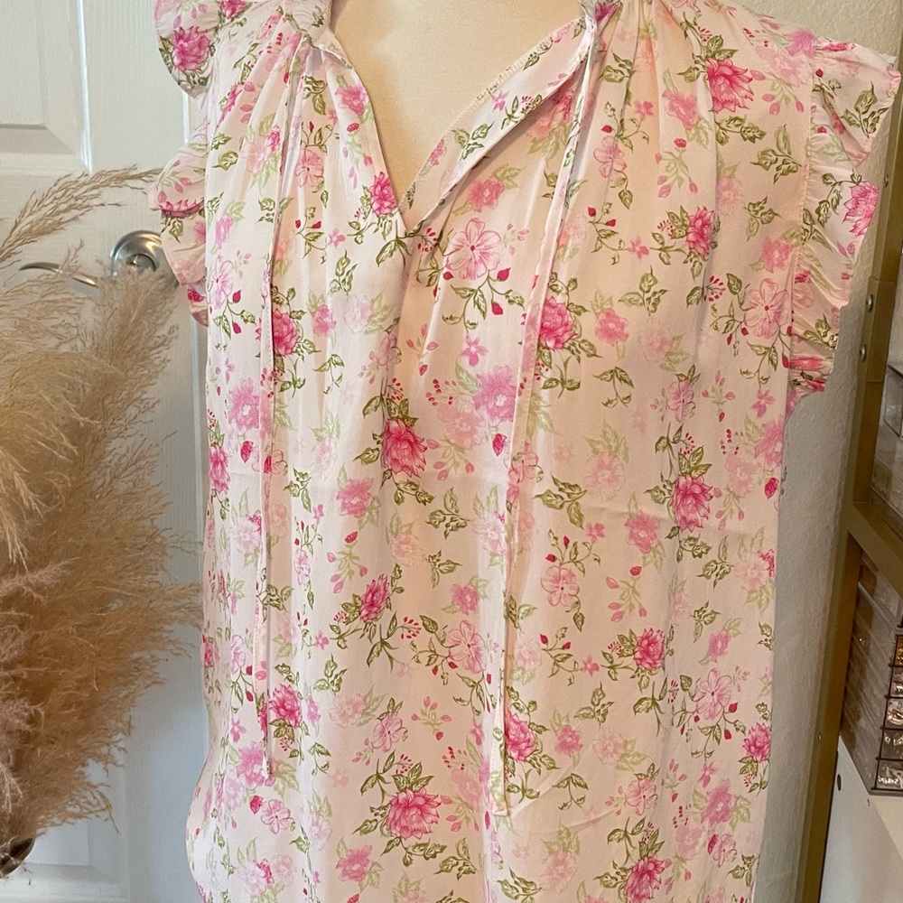 Chic Floral Blouse with Ruffle Sleeves